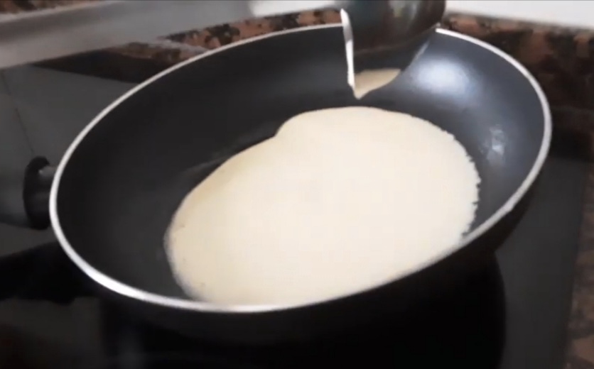 haciendo crepes en la sartén